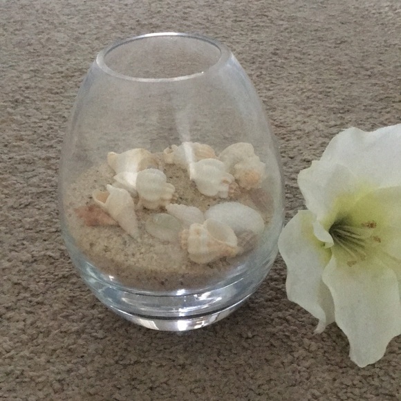2/$15🦋 Little thick glass vase w/ sand & shells. - Picture 1 of 2